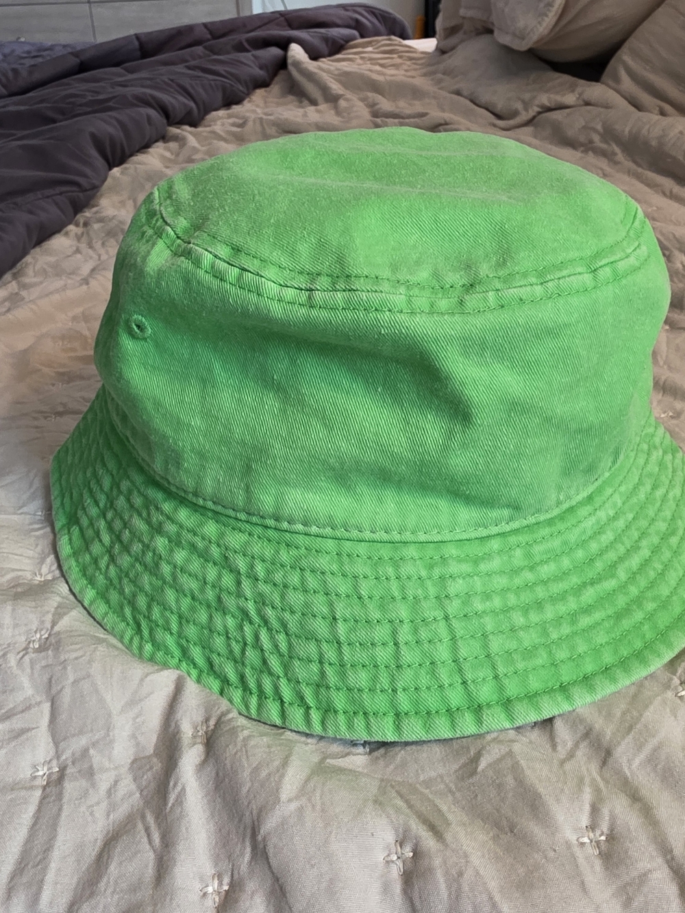 Stussy Neon Green Bucket Hat with Embroidered Logo - Picture 2 of 4